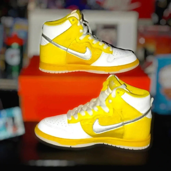 Nike Women's Dunk High Premium (2008) 'Tour Yellow' - Picture 2 of 4